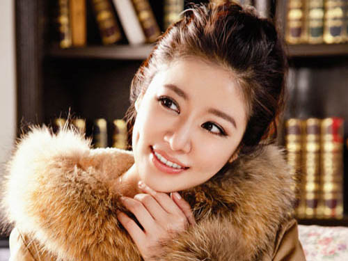 Lâm Tâm Như vẫn xinh với áo khoác to sụ