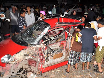 Nhân viên gác chắn mê ăn, tàu húc hàng loạt ôtô