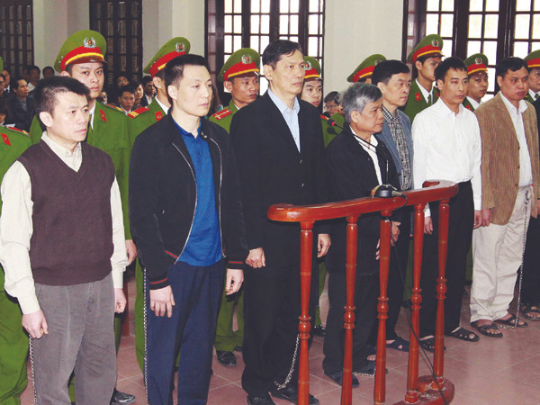 Ngoài Nguyễn Tuấn Dương (thứ hai từ trái sang) được đề nghị chuyển tội danh, 8 bị cáo bị đề nghị giữ nguyên tội cố ý làm trái