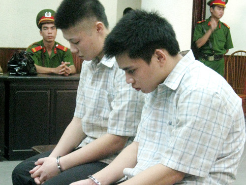 Rủ bạn giết bà nội cướp hoa tai vàng