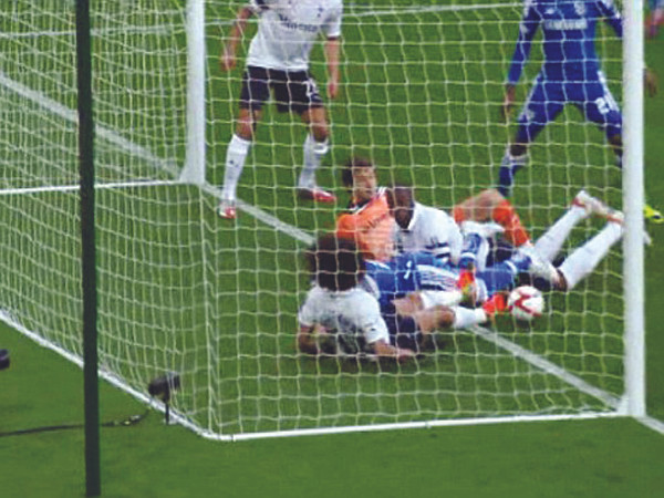 Trái bóng chưa qua vạch vôi theo góc máy truyền hình ITV Ảnh: dailymail.com