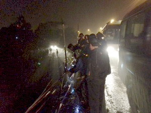 Ô tô đi ăn cưới lao xuống sông, 5 người thương vong