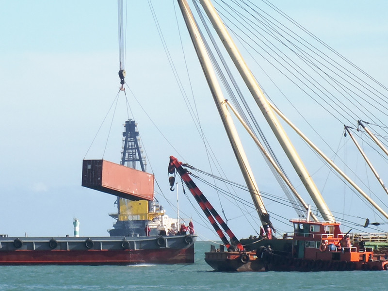 Nguy cơ các phương tiện đâm vào ba container “mất tích”