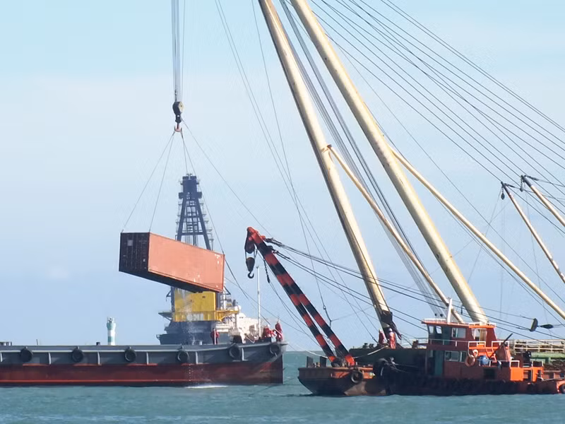 Nguy cơ các phương tiện đâm vào ba container “mất tích”