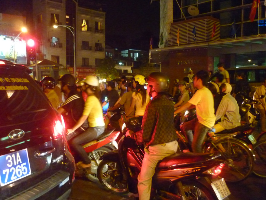 Tắc đường ở ngã tư Hai Bà Trưng - Lê Duẩn trong lúc tổng duyệt diễu binh tối qua, 7 -1 0.