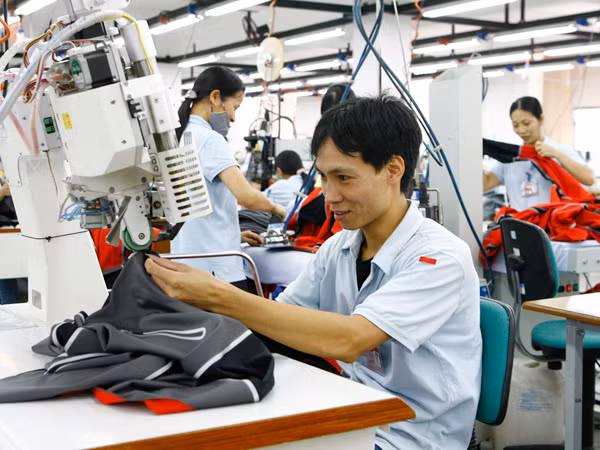Năm 2011, dệt may xuất khẩu đạt giá trị lớn nhất (11 tháng đã đạt 12,8 tỷ USD). Ảnh : Hồng Vĩnh
