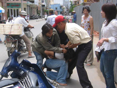 Người đi đường bắt nóng một tên cướp. Công an TPHCM dự kiến thưởng nóng 5 triệu đồng cho người bắt được cướp Ảnh: LT