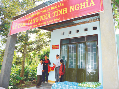 Người dân tộc tặng nhà tình nghĩa cho người Kinh