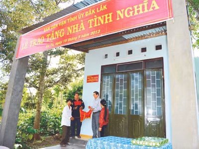 Người dân tộc tặng nhà tình nghĩa cho người Kinh