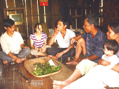 Giữa đại ngàn có làng… sợ rượu