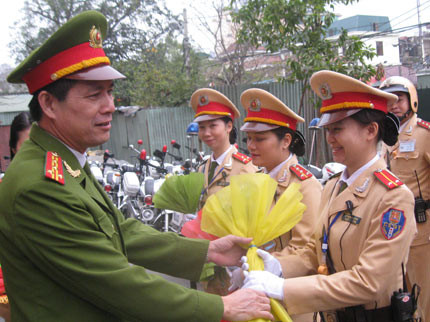 Đến lượt nữ CSGT Đất Cảng xuống phố