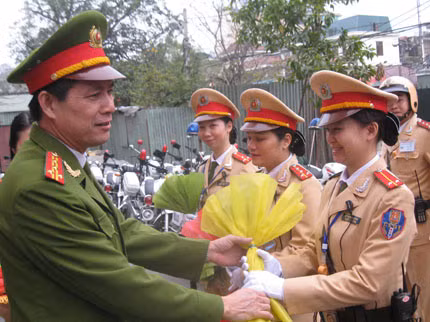 Đến lượt nữ CSGT Đất Cảng xuống phố