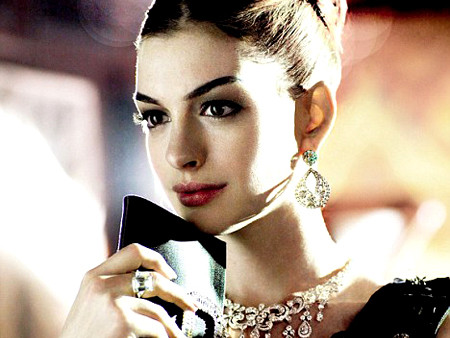 Anne Hathaway quý phái trên Vogue US