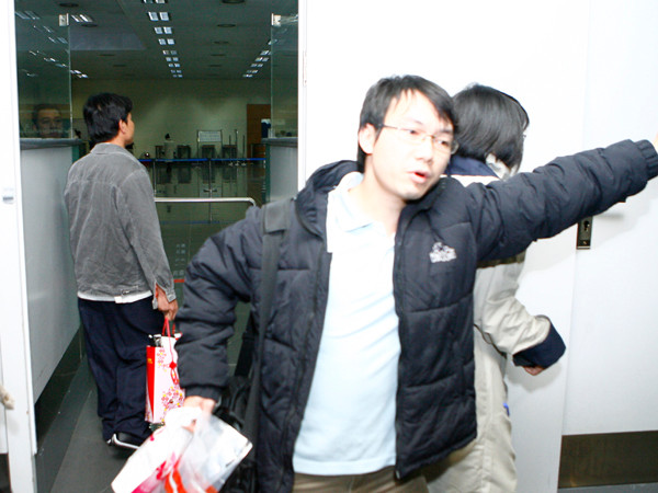 Ngăn cản không cho anh Đậu Ngọc Hùng tiếp xúc với phóng viên