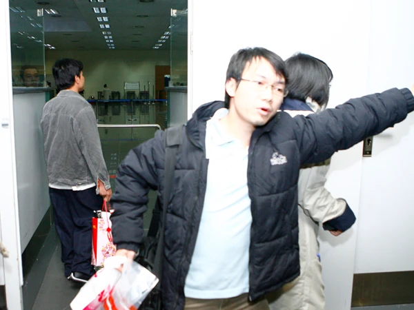 Ngăn cản không cho anh Đậu Ngọc Hùng tiếp xúc với phóng viên