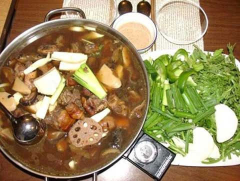 Kỹ nghệ biến nầm lợn, thịt chó thành... lẩu dê