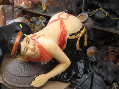 Một tác phẩm gốm sứ nghệ thuật tại chợ gốm Bát Tràng, Hà Nội