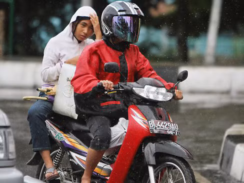 Một phụ nữ ngồi sau xe máy ở tỉnh Aceh, Indonesia