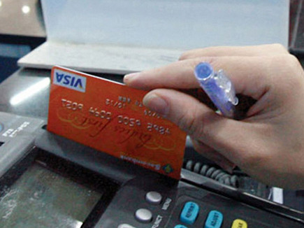 Thẻ giả 'quẹt' được cả chục nghìn 'đô'