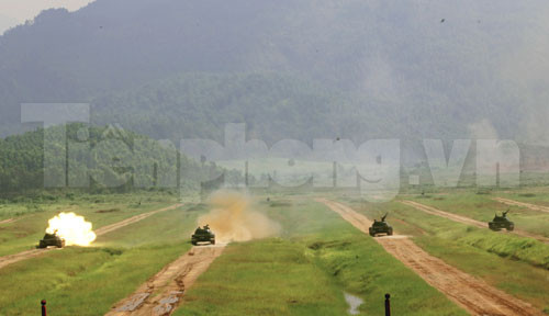 Cùng lính tăng tả xung hữu đột