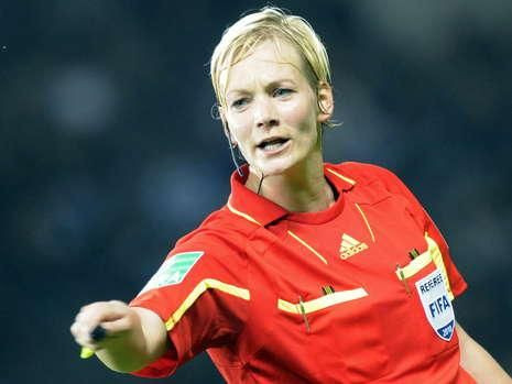 “Nữ trọng tài bị sờ ngực” bỗng dưng nổi tiếng