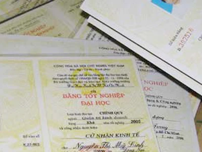 'Dài cổ' chờ bằng tốt nghiệp đại học