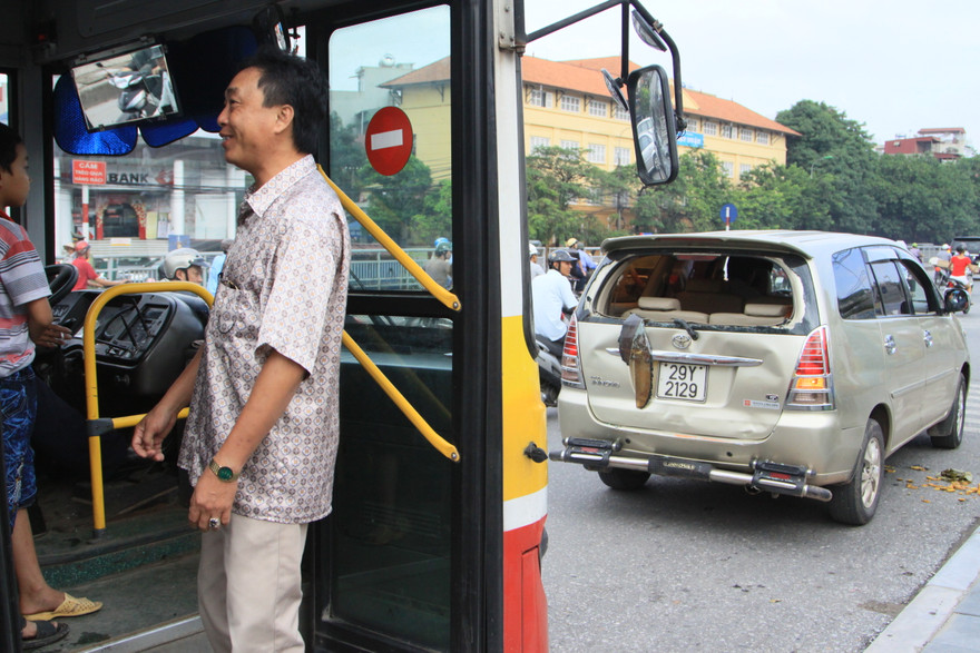 Chiếc xe buýt và chếc xe Toyota Inova sau khi va chạm