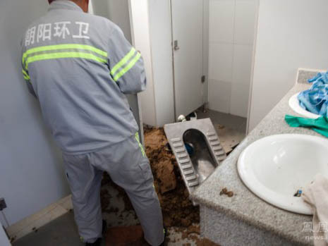 Đẻ rớt rồi xả… con trong bồn cầu phòng vệ sinh công cộng