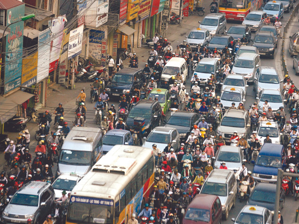 Đóng phí 20 triệu đồng/năm hy vọng giảm tải lượng ô tô lưu thông ở nội đô. Ảnh: Hồng Vĩnh