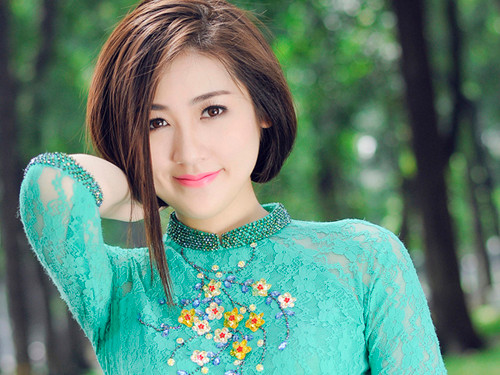 Á hậu Tú Anh dịu dàng áo dài dạo phố Sài Gòn