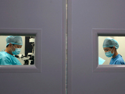 Bác sĩ phẫu thuật khắc chữ lên gan bệnh nhân