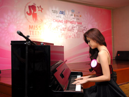 Thí sinh Miss Teen thể hiện tài năng kép