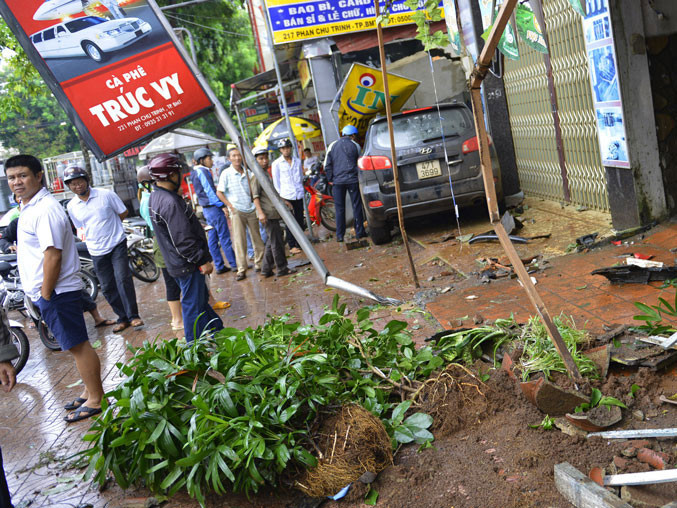 Nửa đêm 'ma men' lái xe tông bể nhà