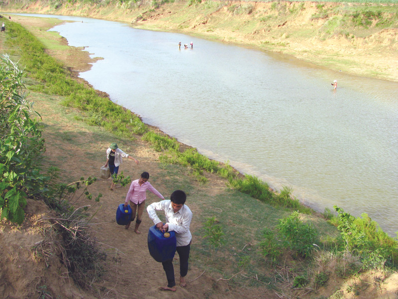 Nhiều tháng nay, người dân xã Thạch Cẩm (Thạch Thành - Thanh Hóa) phải đi bộ 1 – 2 km ra sông Bưởi lấy nước sinh hoạt. Ảnh: Hoàng Lan