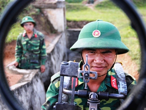 Chiến sĩ trẻ 'cưỡi' tăng, luyện súng