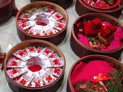 Đại gia chở hơn 100 kg tiền tặng vợ