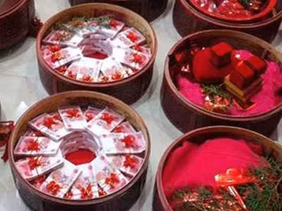 Đại gia chở hơn 100 kg tiền tặng vợ