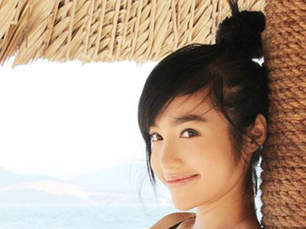 Elly Trần cố làm gái ngoan