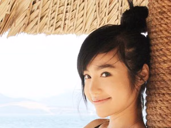 Elly Trần cố làm gái ngoan