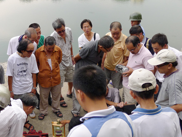 Một góc chợ điện tử cũ bên hồ Thiền Quang. Ảnh: Xuân Phú