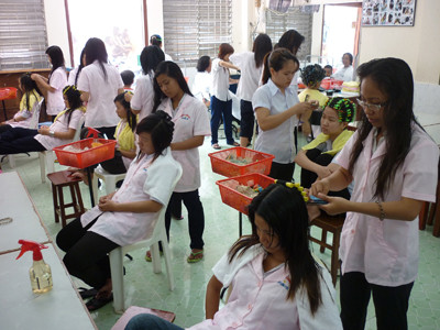 Bạn trẻ theo học lớp uốn tóc tại trường