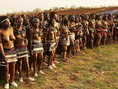 Lễ hội múa sậy được tổ chức hàng năm nhằm tôn vinh trinh tiết và tình đoàn kết