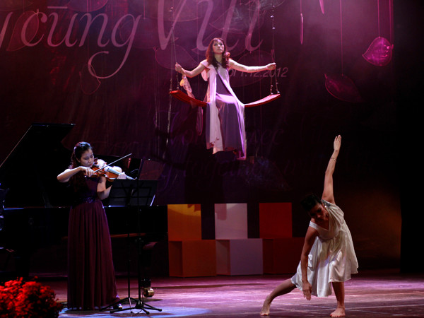 Cận cảnh đêm thơ 'bay' của Vi Thùy Linh