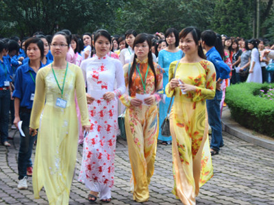 Nữ sinh nô nức diện áo dài đi bầu cử