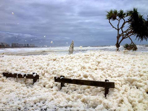 Australia: Bờ biển ngập bọt đặc như bông