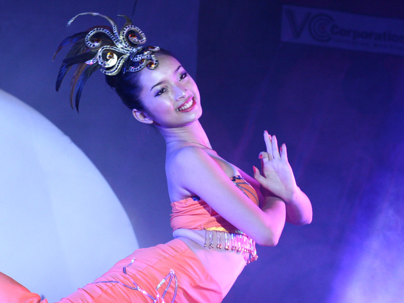 Nữ sinh Đại học Luật nóng bỏng thi tài