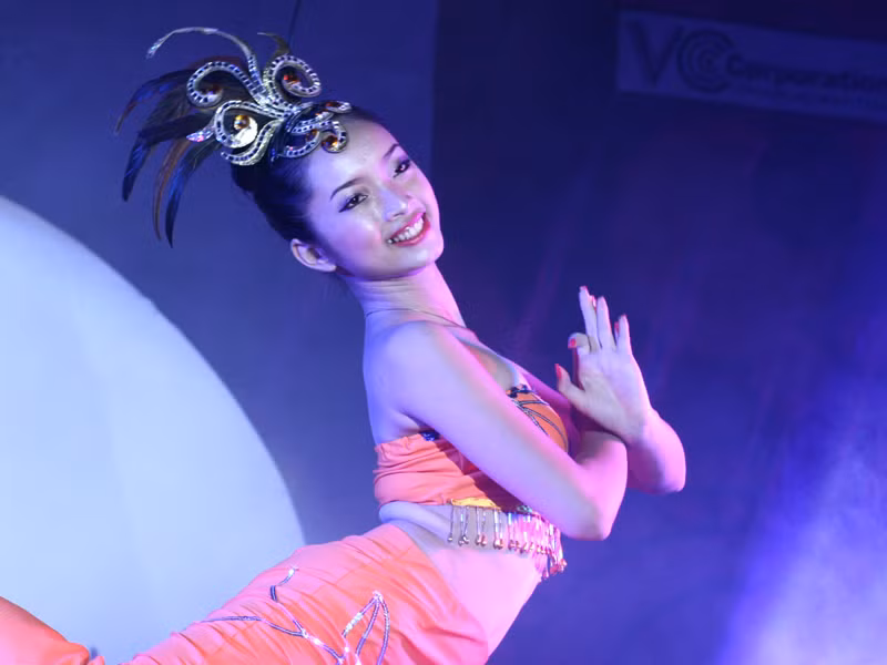 Nữ sinh Đại học Luật nóng bỏng thi tài