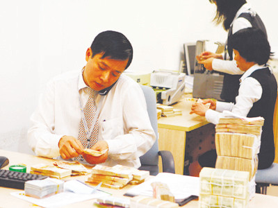 Lãi suất khó giảm, do càng về cuối năm, ngân hàng càng căng thẳng về thanh khoản Ảnh: Hồng Vĩnh