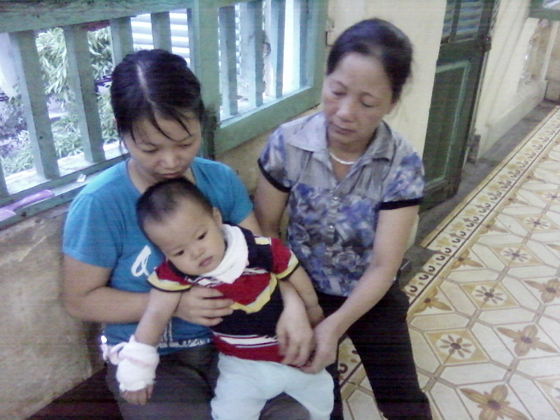 Anh Viên bị giết, để lại vợ con bơ vơ. Chiều 26-5, cháu út bị tiêu chảy nên mẹ cùng bà nội đã phải đưa cháu lên viện Nhi điều trị