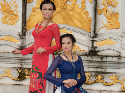 Trâm Anh, Hồng Châu khoe sắc với áo dài